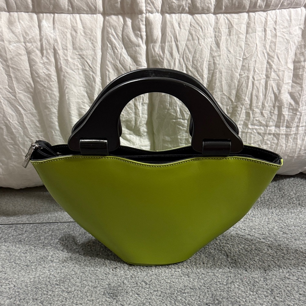 Italian leather Green Handbag with Black Handles - Picture 5 of 9
